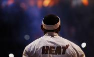 开云体育平台APP-布克西甲赛程出炉冲上热搜，NBA球星空降篮球国度是降维打击还是自我流放？